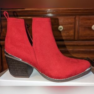 NWT Journee Collection Issla Western Bootie